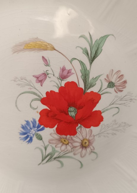 faïence ancienne L'Amandinoise au décor historique n° 8962 représentant un coquelicot.