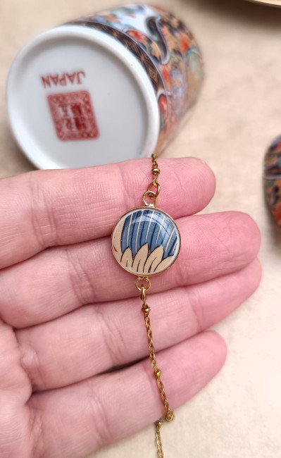 Bracelet Imari présenté en main pour visualiser le cabochon de 16 mm créé dans une ancienne théière japonaise.
