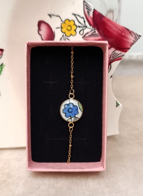 Collier et bracelet en faïence familiale présentés dans leur écrin, cadeau d’anniversaire personnalisé créé à partir d’un souvenir de famille.