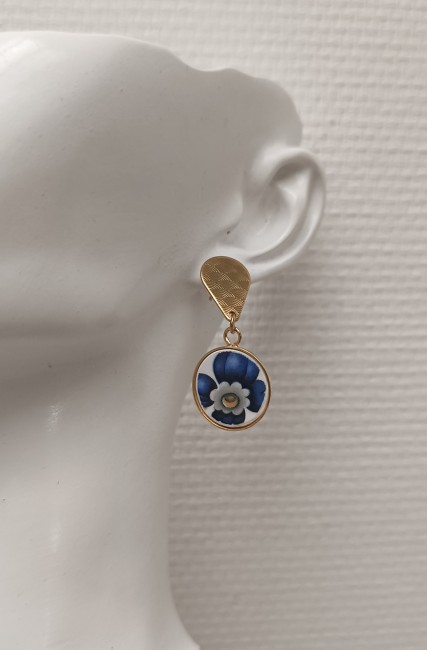 Bijou poétique en faïence vintage “Saphir”, création artisanale française. Pièce unique, légère et chargée d’histoire.