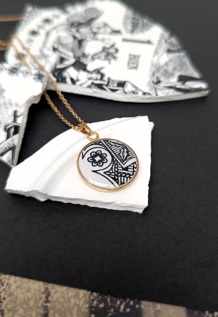 Collier Sonate en faïence de Gien, édition limitée. Bijou artisanal français unique, cadeau élégant et original pour Noël.