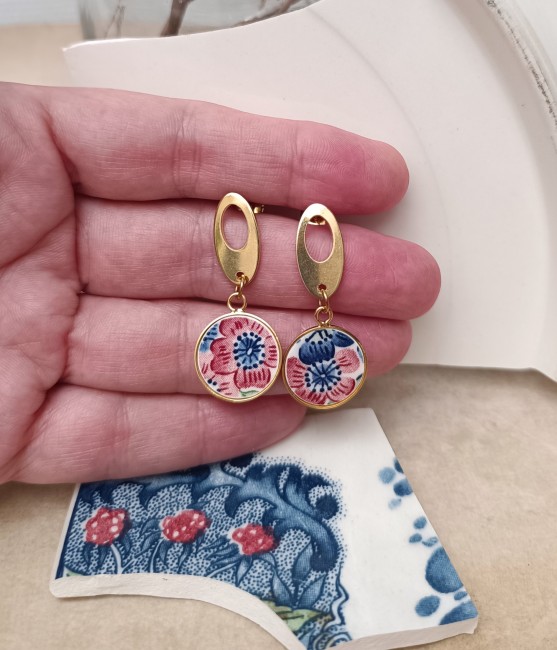 Gros plan sur les boucles CHERRY, révélant le motif délicat de fleurs de cerisier sur faïence japonaise vintage plaquée or.