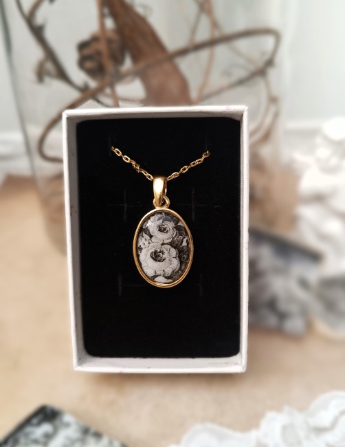 collier-relique-roses-noires-blanches-étain-plaqué-or-ecrin