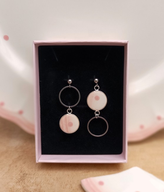 Boucles d'oreilles présentées dans leur écrin prêt à offrir.