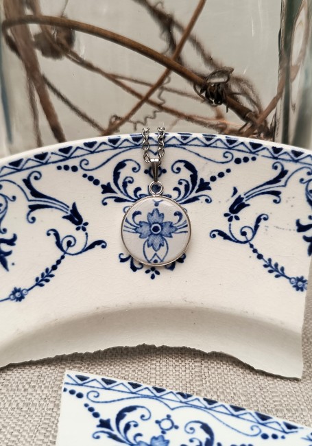 Collier créé dans une ancienne faïence de Moustiers avec pendentif bleu de 18 mm et support plaqué argent.
