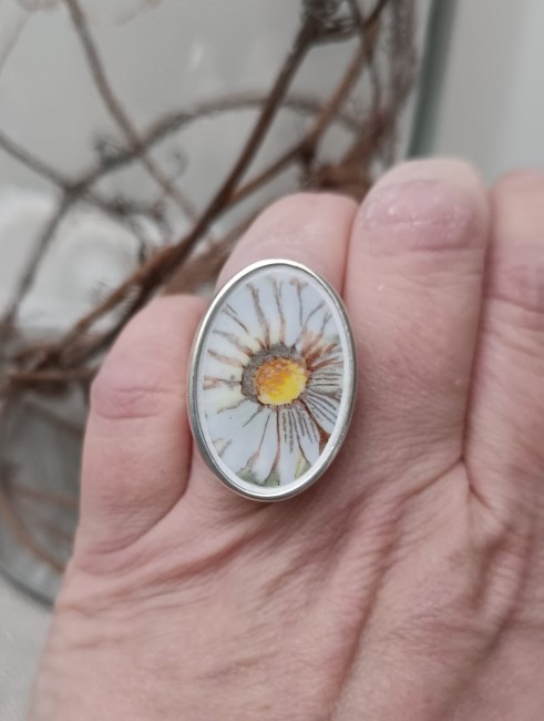 Bague-portée-réglable-vaisselle-recyclée-artisanale-ovale-faience-recyclée