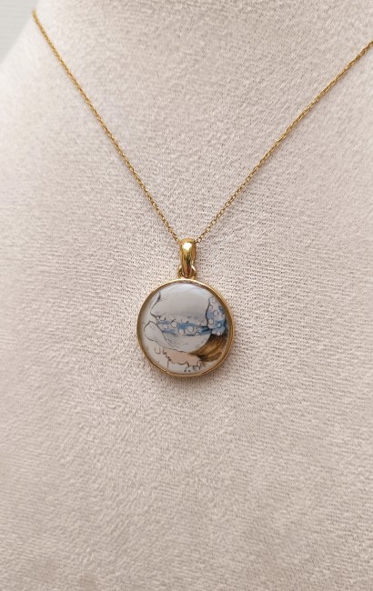 Collier Sarah Kay en porcelaine porté – Bijou artisanal Visualisez le collier Les Petits Bonheurs porté autour du cou, mettant en valeur le pendentif en porcelaine vintage et sa chaîne en acier inoxydable.