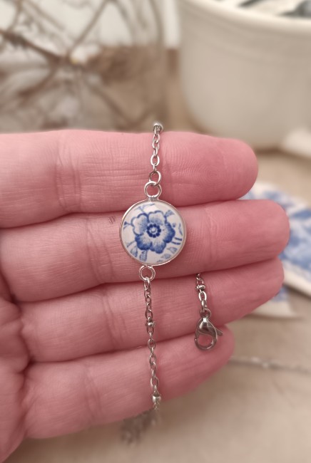 bracelet-detail-main-porcelaine Bracelets personnalisés en porcelaine ancienne recyclée, création artisanale française, supports 14 mm plaqué argent, finition résine. Cadeau idéal mariage, anniversaire, noces de porcelaine.