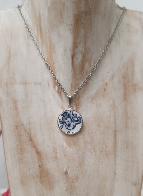 collier-bleu-vintage-sur-buste-chaine-acier-inoxydable