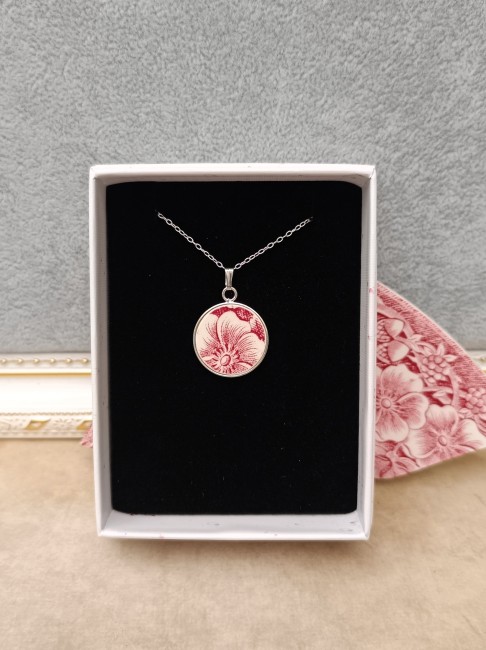 Collier SIROPI présenté dans sa boîte cadeau en kraft recyclé, bijou artisanal français en porcelaine anglaise upcyclée, prêt à offrir.
