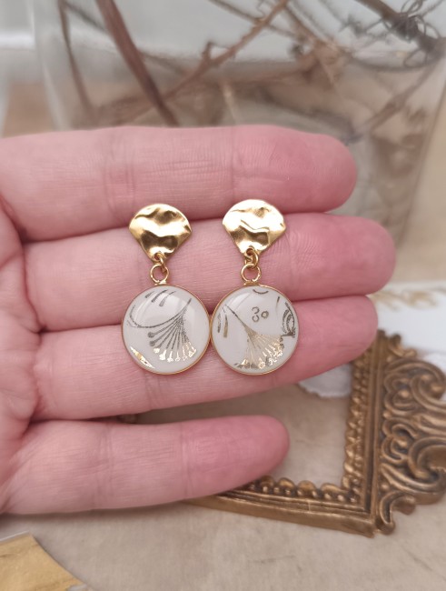 detail-motif-marquise-porcelaine-limoges-boucles-carnet-de-bal