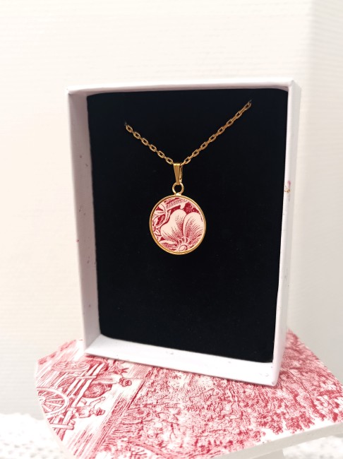 Collier SIROPI vu de profil, montrant la finesse et la légèreté du pendentif en porcelaine anglaise Johnson Bros motif Coaching.