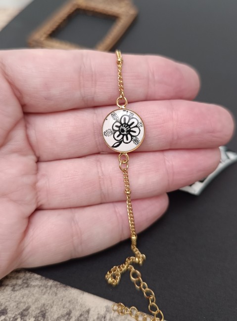 Bracelet-porcelaine-Sonate–Création-artisanale-éco-responsable Pièce unique : bracelet Sonate en porcelaine, création artisanale française, hypoallergénique et élégante.