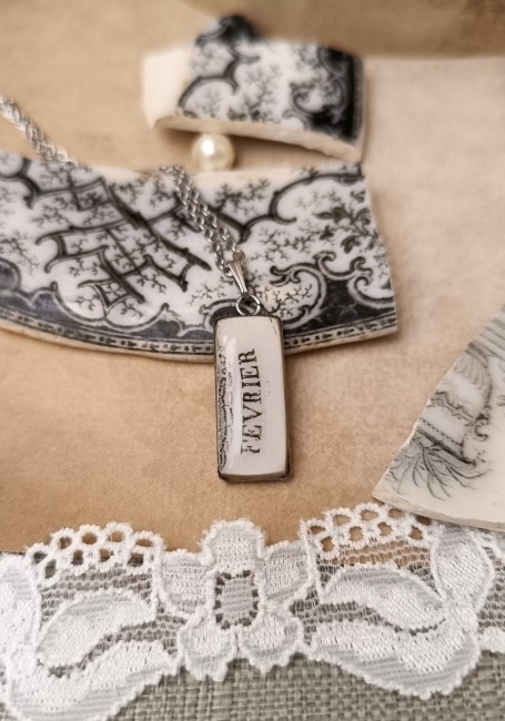 collier-relique-fevrier-faience-ancienne-rectangle