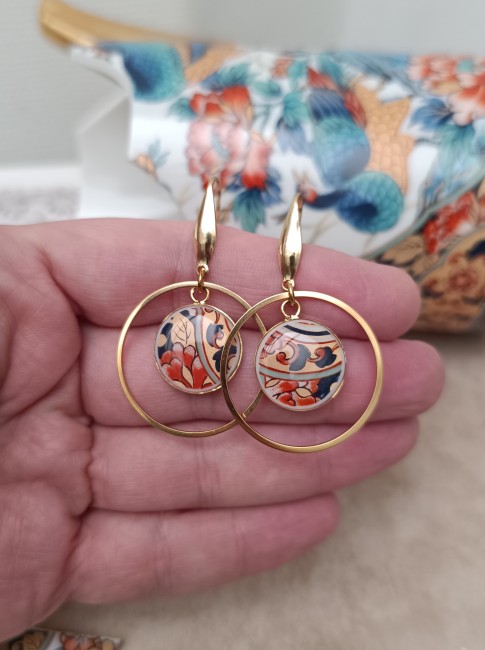 Boucles IMARI, détail du motif – Bijou unique en porcelaine japonaise de 1928