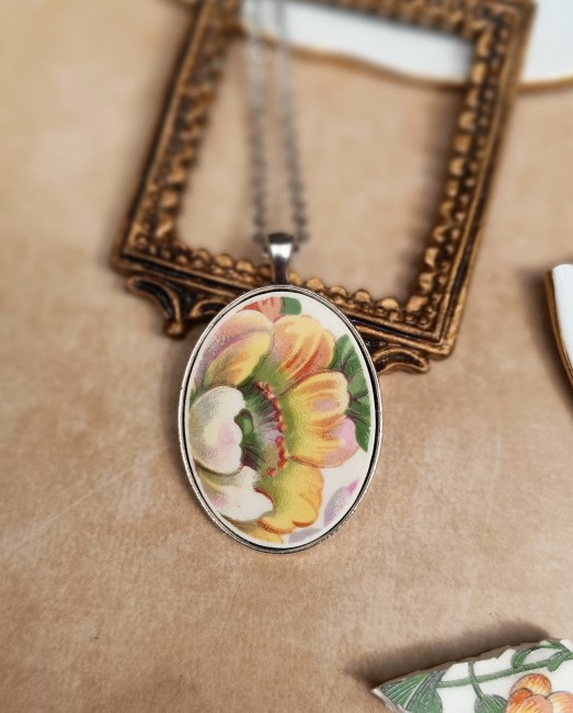 Collier Samba porté pour visualiser les dimensions du pendentif et la longueur de la chaîne.