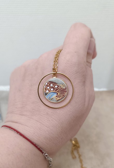 Collier Satsuma en porcelaine japonaise, bijou femme artisanal, déyail du motif.
