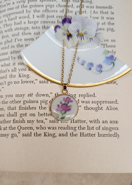 pendentif-poesie-porcelaine-baviere-plaque Collier Poésie réalisé à partir d’une sous-tasse en porcelaine fine ancienne de Bavière au délicat motif floral.