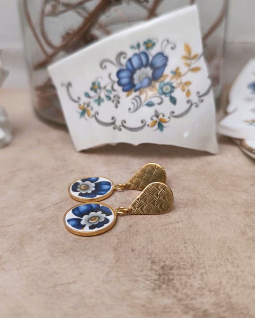 Boucles d’oreilles en faïence ancienne transformée à la main. Modèle unique et éco-responsable, parfait pour offrir.