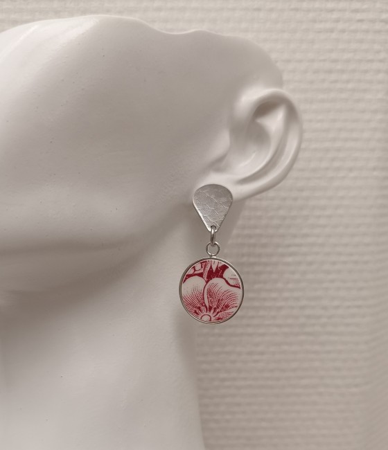 Boucles d’oreilles Siropi portées, pendentifs en porcelaine anglaise rouge grenadine, création artisanale française et bijou responsable.