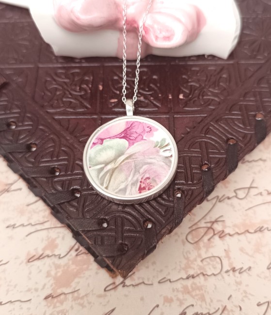 Bijou upcyclé en faïence – Motif floral ancien – Collier artisanal en faïence des années 50 De jolies roses anciennes sublimées en pendentif. Collier romantique et écoresponsable, chaîne en argent.