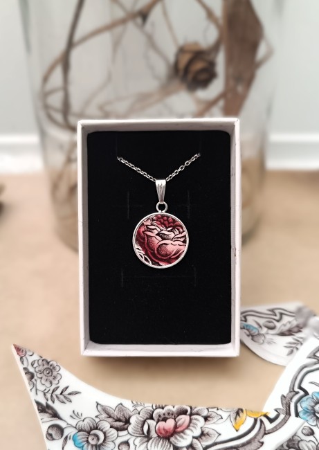 Pendentif rond 18 mm en porcelaine anglaise avec support plaqué argentdans son écrin. 