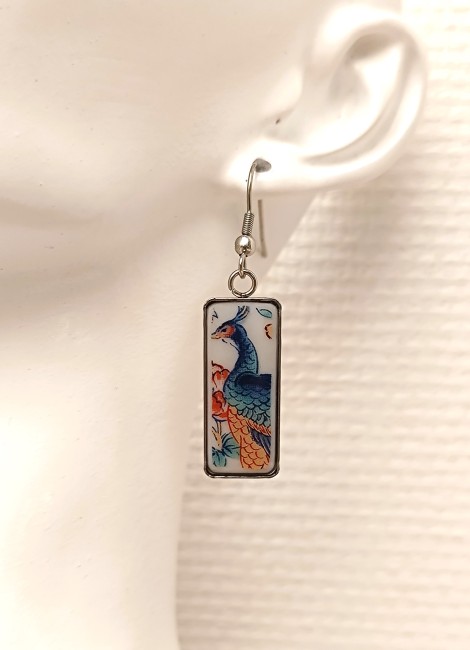 Boucles IRAMI portées, élégantes et légères, créées à partir de porcelaine d’Irami ancienne, montées sur supports ACIER INOXYDABLE