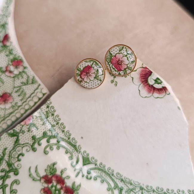 Boucles d’oreilles puces personnalisées créées dans une porcelaine familiale ancienne, supports ronds de 12 mm plaqués or.