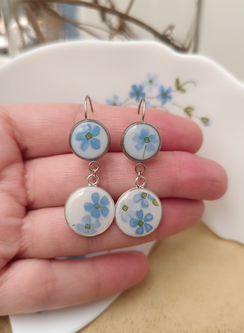 Boucles Myosotis double cabochon dans la main, format 12 mm et 16 mm.