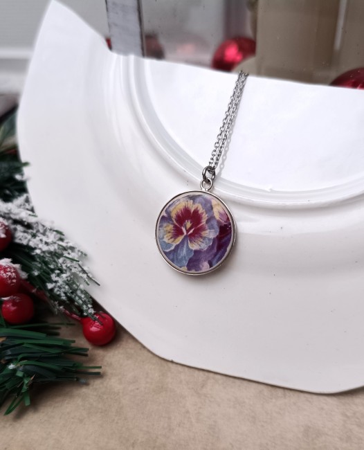 Vue latérale du pendentif en faïence  ancienne, montrant la finesse du travail artisanal.