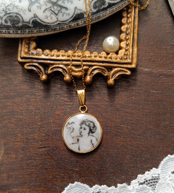 collier-relique-angelot-oiseau-decor