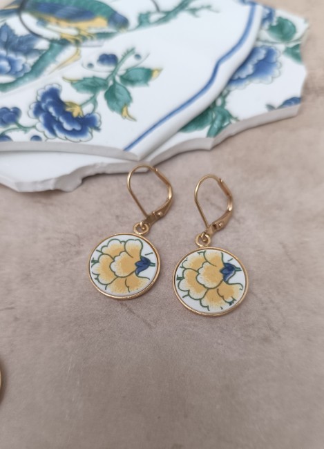boucles-oreilles-oeillet-jaune-villeroy-boch-porcelaine-ancienne Boucles d’oreilles Œillet Jaune en porcelaine ancienne Villeroy & Boch, plaqué or 24 carats. Bijou artisanal français unique et poétique.