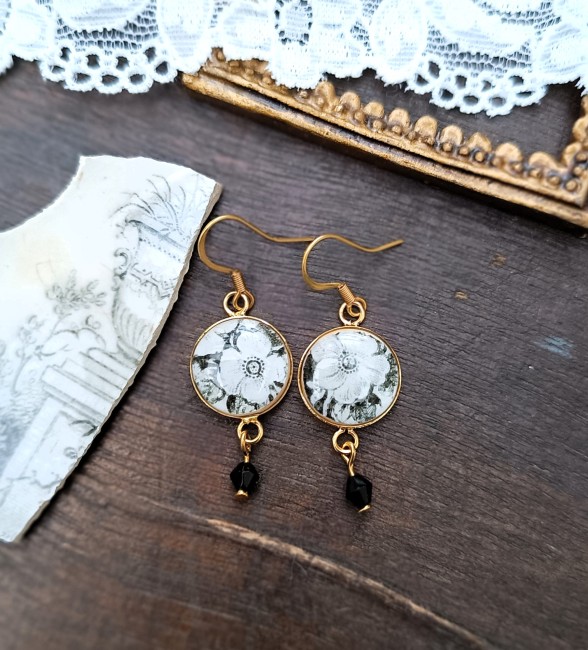 boucles-oreilles-relique-roses-noires-blanches-perle-noire-plaqué-or-main