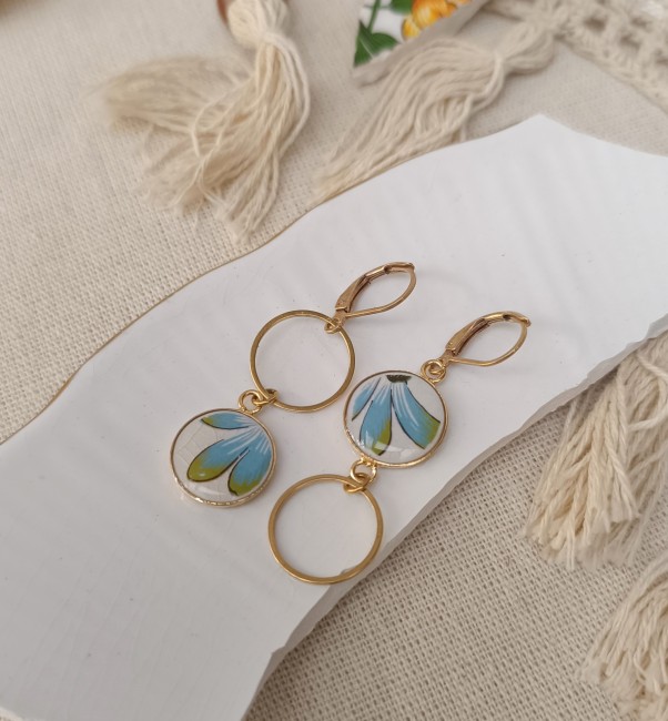 boucles-oreilles-faience-gien-annees-fond-blanc Détail des supports plaqué or 24 carats et du motif floral préservé dans la faïence.