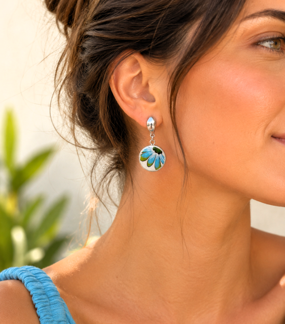 Boucles Samba portées, bijoux artisanaux colorés inspirés du style Flower Power.