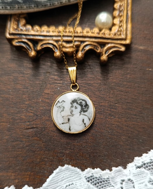 collier-relique-angelot-oiseau-detail.