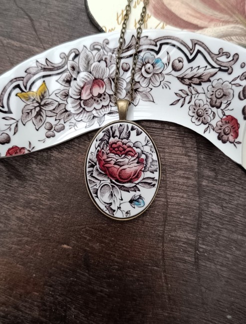 sautoir-divine-porcelaine-decor Sautoir en porcelaine anglaise Ridgway Clifton, pendentif ovale 30x40 mm, rose rouge bordeaux.