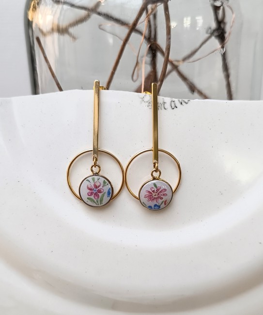 Boucles d'oreilles Céleste réalisées à partir d'une saucière familiale en faïence, montées sur des supports plaqués or 24 carats de fabrication artisanale française.