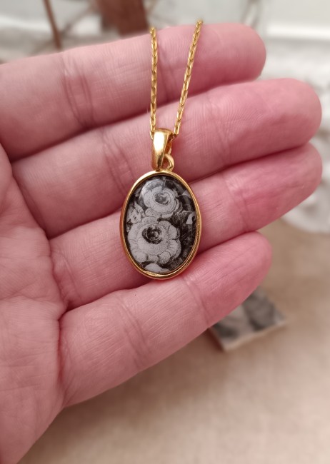 collier-relique-roses-noires-blanches-étain-plaqué-or-main