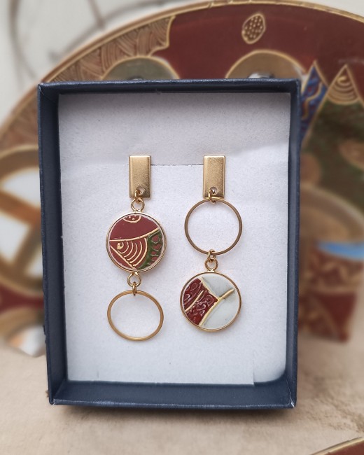 Boucles d’oreilles SATSUMA en porcelaine japonaise ancienne, réalisées à la main à Calais. Bijou unique, poétique et chargé d’histoire.