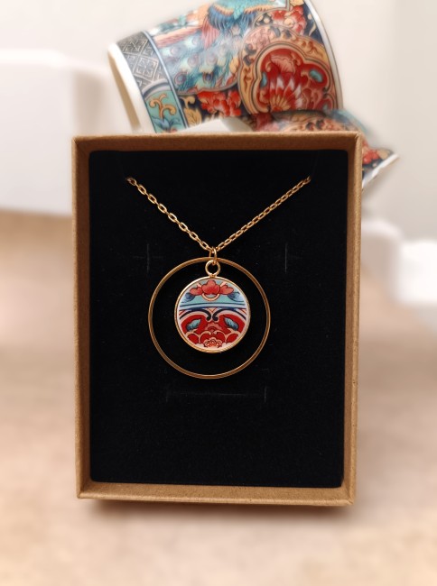 Présentation du collier Irami dans sa boîte kraft recyclée, bijou unique en porcelaine ancienne, création française et éco-responsable.