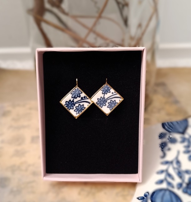 Boucles Windsor présentées dans leur écrin prêt à offrir avec carte expliquant l’origine de la porcelaine.