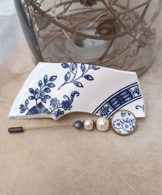 Fibule & Pique à chapeau en vaisselle ancienne | Broken Art Fibule et pique à chapeau artisanales en vaisselle ancienne recyclée. Bijou français unique, éco-responsable, fait main à Calais.