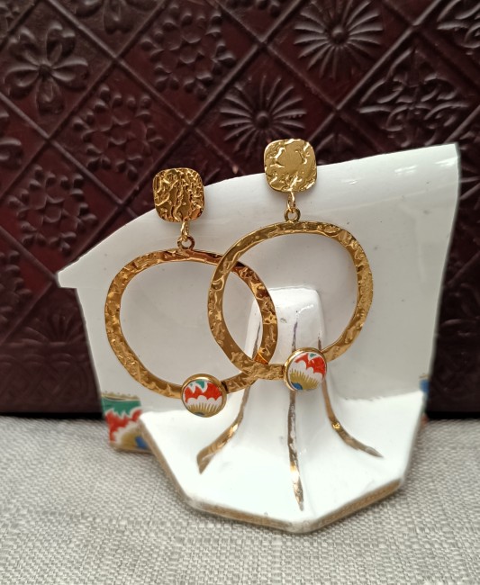 Boucles d’oreilles artisanales en faïence ancienne orange et verte avec anneaux en acier inoxydable 316L martelé.