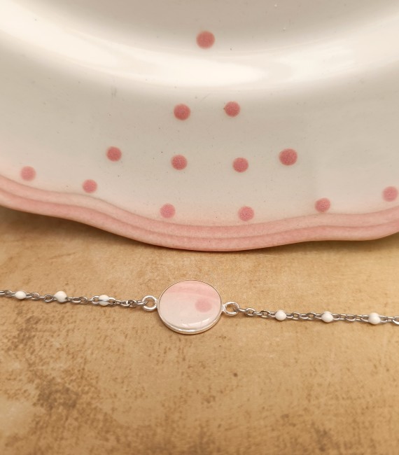 Bracelet réalisé à partir d'une assiette en faïence familiale, support plaqué argent et chaîne inoxydable.