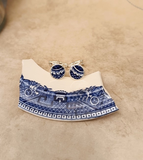 Paire de boutons de manchette artisanaux en étain plaqué argent et porcelaine recyclée, fabrication française, cadeau sur mesure pour noces de faïence.