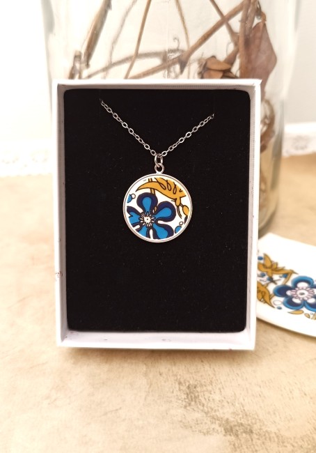 Ce collier unique a été façonné à partir d’une assiette modèle Nocturne de la maison Royal Tuscan.