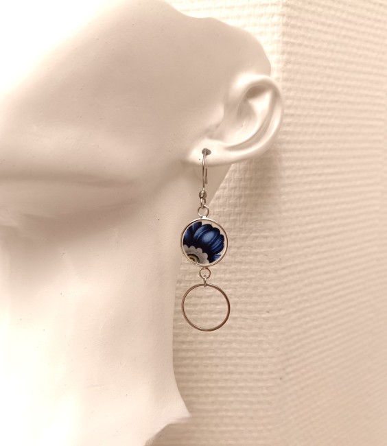 boucles d'oreilles saphir asymetriques portees