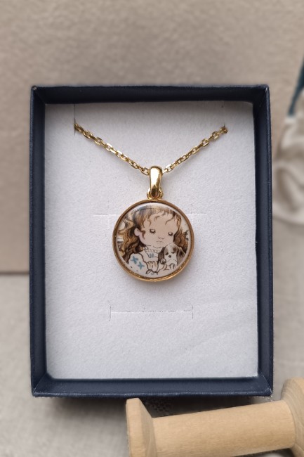 Collier Les Petits Bonheurs livré dans une boîte cadeau en kraft recyclé, accompagné d’une carte d’identité et d’un parchemin explicatif.