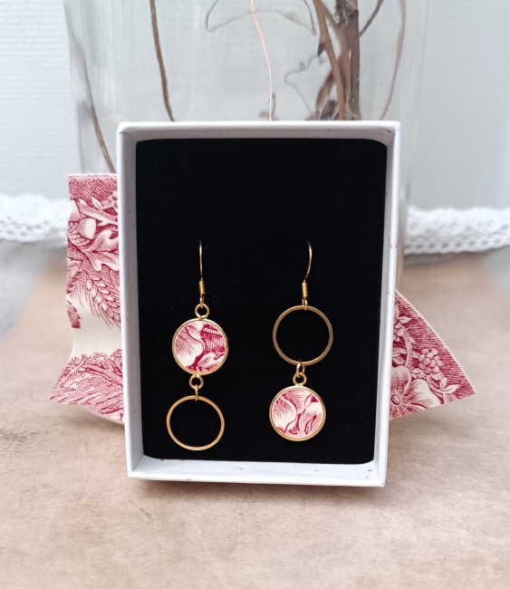 Boucles d’oreilles Siropi présentées dans leur boîte cadeau en kraft recyclé, bijou artisanal français en porcelaine ancienne upcyclée.